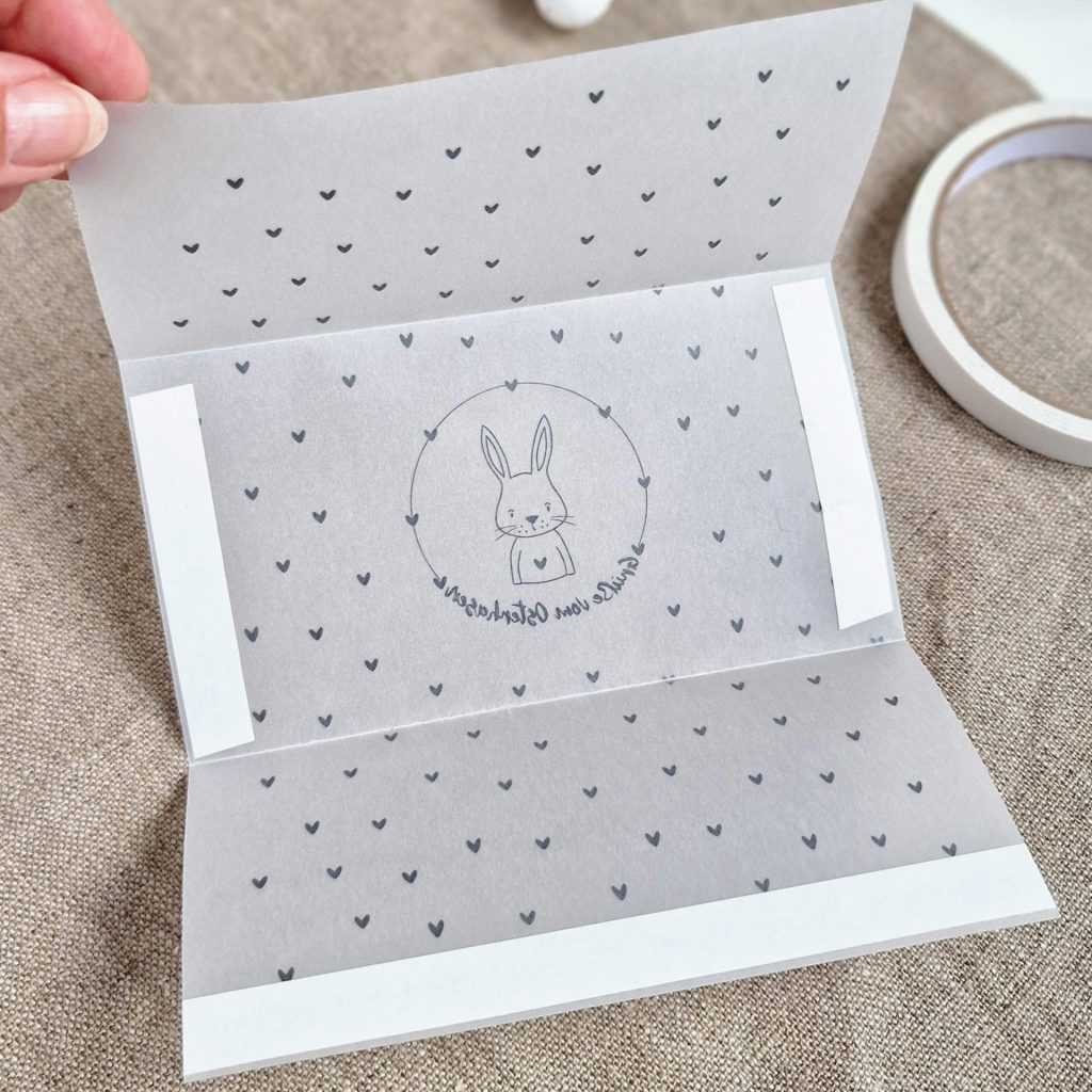 Falten und Kleben des Umschlags aus Transparentpapier