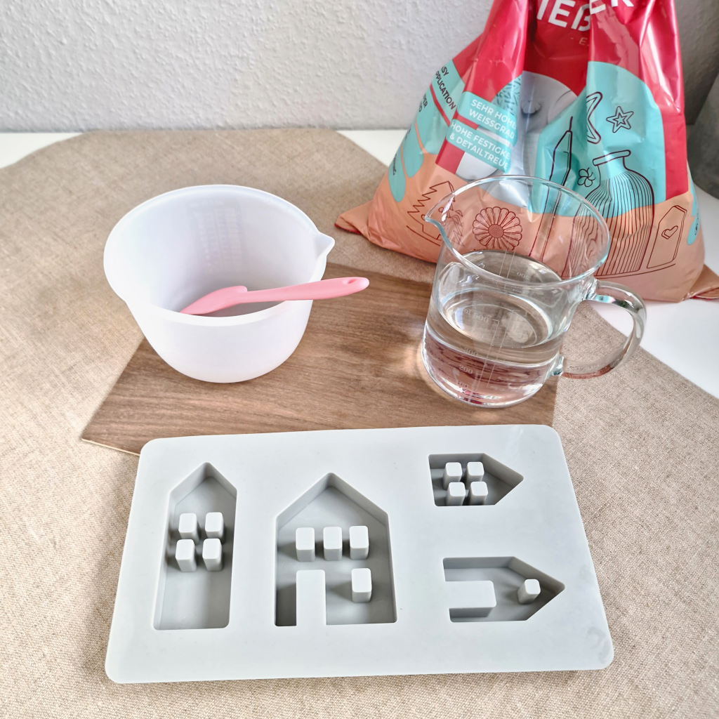 Material für Deko-Häuschen DIY: Gießpulver, Gießform und Wasser