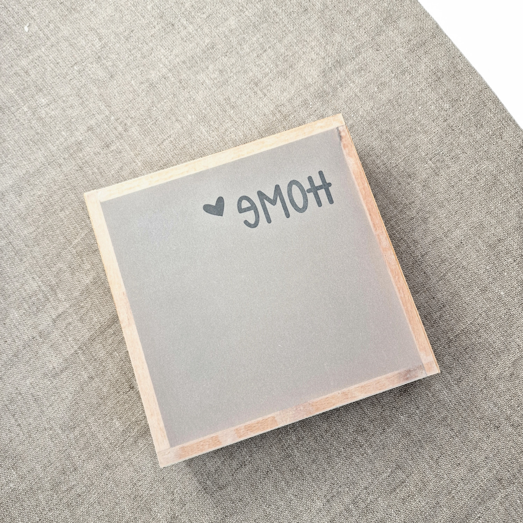 Holzklötzchen zu einem Rahmen für das Deko-Häuschen kleben