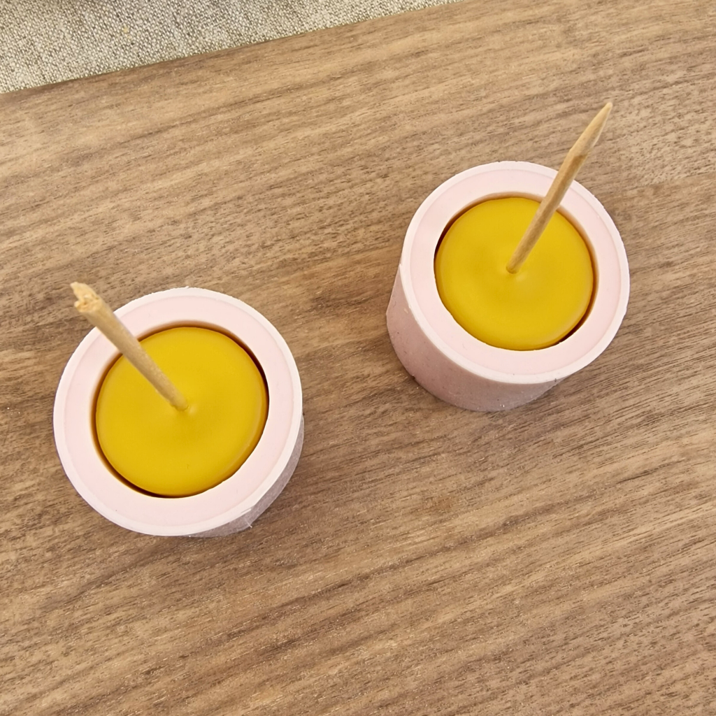 Bienenwachs in der Gießform aushärten lassen