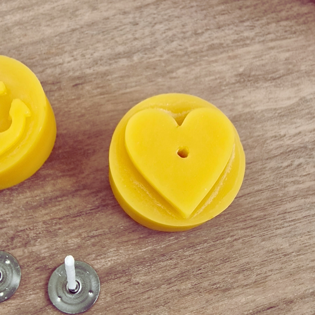 Fertige Teelicht-Kerze ohne Docht