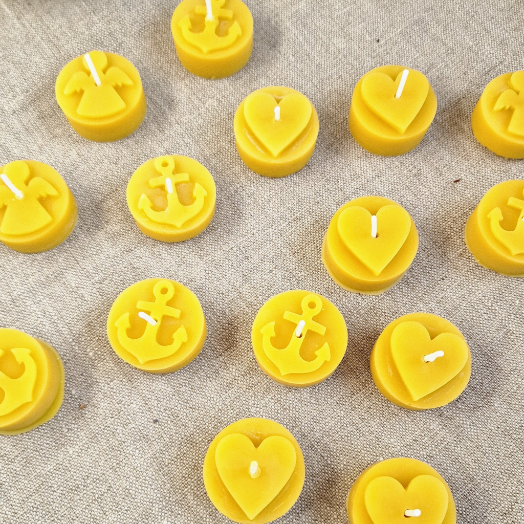 Teelicht-Kerzen aus Bienenwachs selbst gegossen